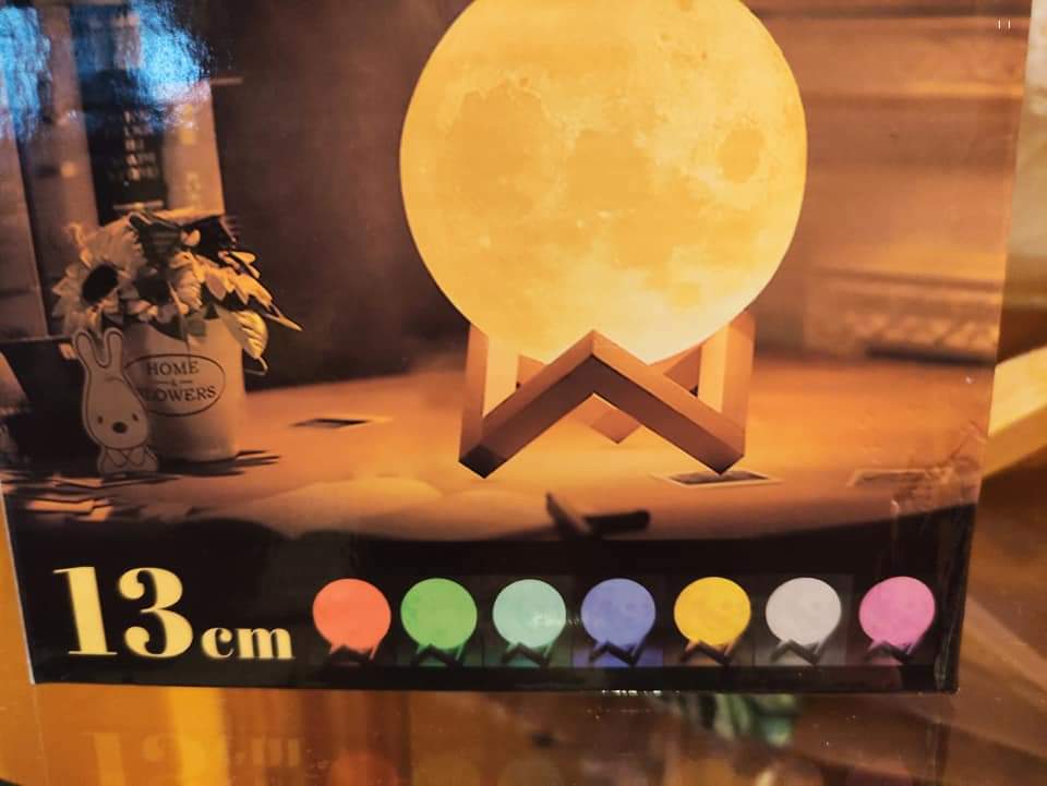 Caja Embalaje Lámpara Luna 13cm 📦 Parte frontal de la caja oficial del producto donde destaca la medida de 13 cm de diametro junto a iconos redondos con los diferentes colores de iluminacion