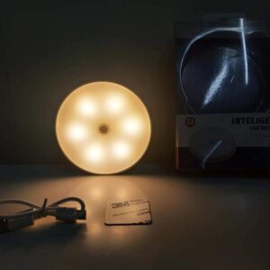 Imagen principal de la lampara detector inteligente luz de noche con sensor de movimiento imantado modelo 3001 encendida con luz calida junto a su cable usb