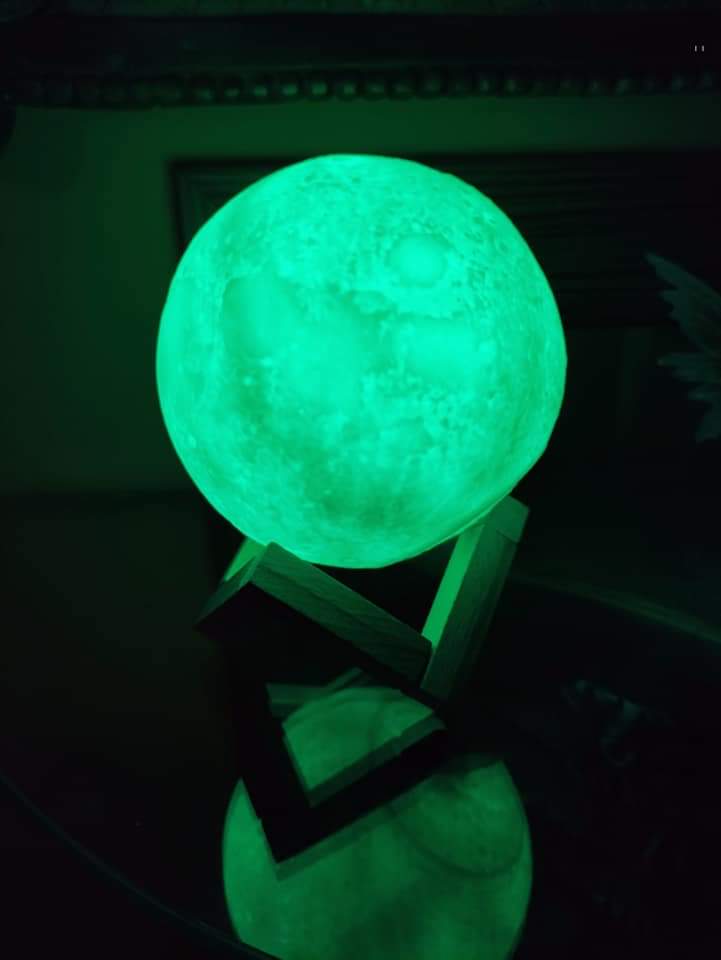 Lámpara Luna 3D Iluminación Verde 🟢 Fotografia real tomada en ambiente nocturno que muestra la lampara luna 3d led 7 colores brillando completamente en color verde intenso