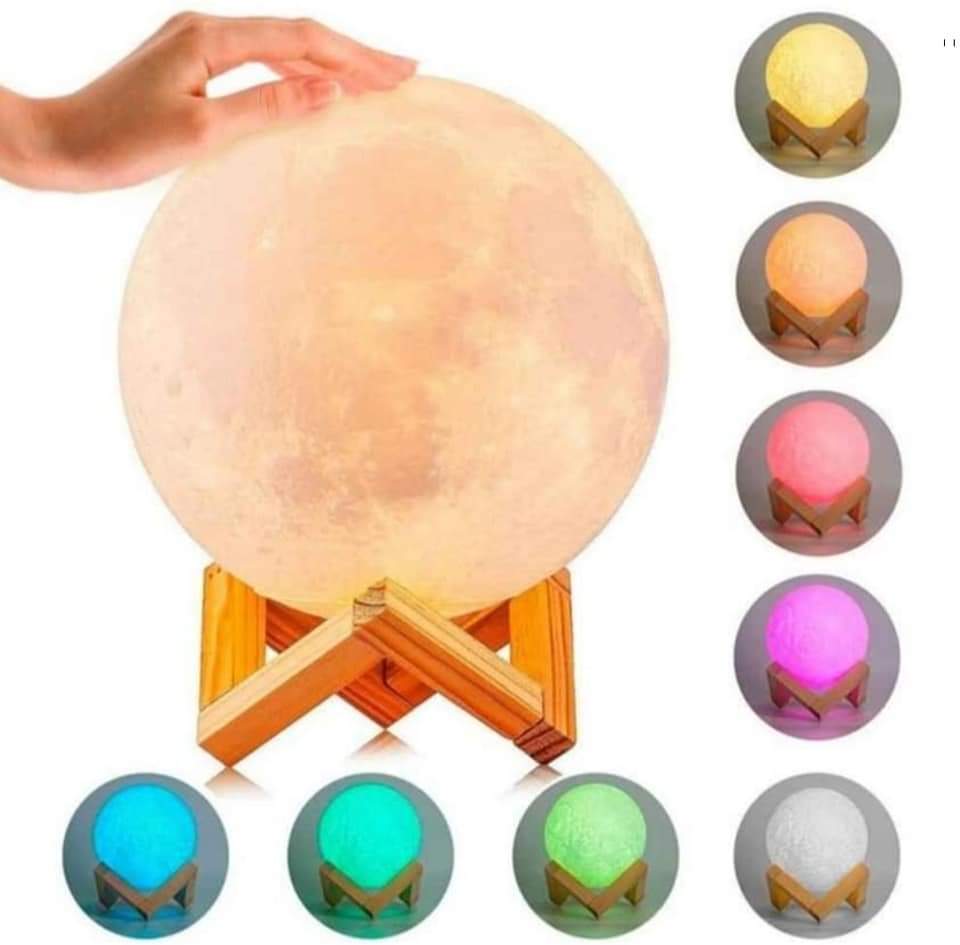 Lámpara Luna 3D LED 7 Colores RAPTOR 🎨 Imagen de la lampara luna 3d led 7 colores marca raptor modelo r-o454 mostrando una mano que toca la parte superior y cinco circulos en el lateral derecho con la variedad cromatica