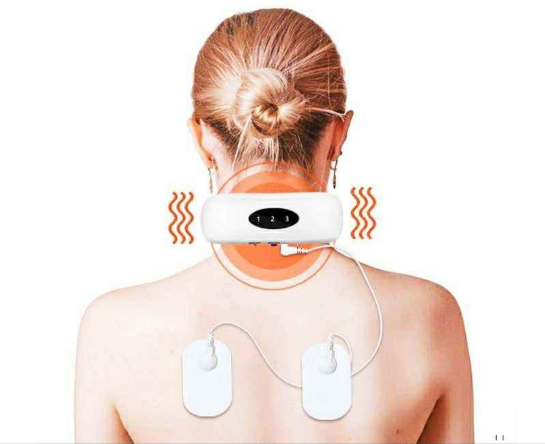 Aplicación de Electrodos Externos TENS HX-5880 🔌 Infografia que muestra la espalda de una mujer con los dos parches de electrodos externos conectados por cable al masajeador cervical electrodos magneticos hx 5880 impulsos electricos simulando ondas de calor