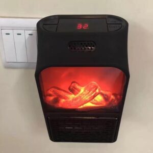 Imagen principal del mini calefactor electrico 900w portatil con pantalla simulador hoguera conectado a un enchufe de pared mostrando el marcador digital a treinta y dos grados