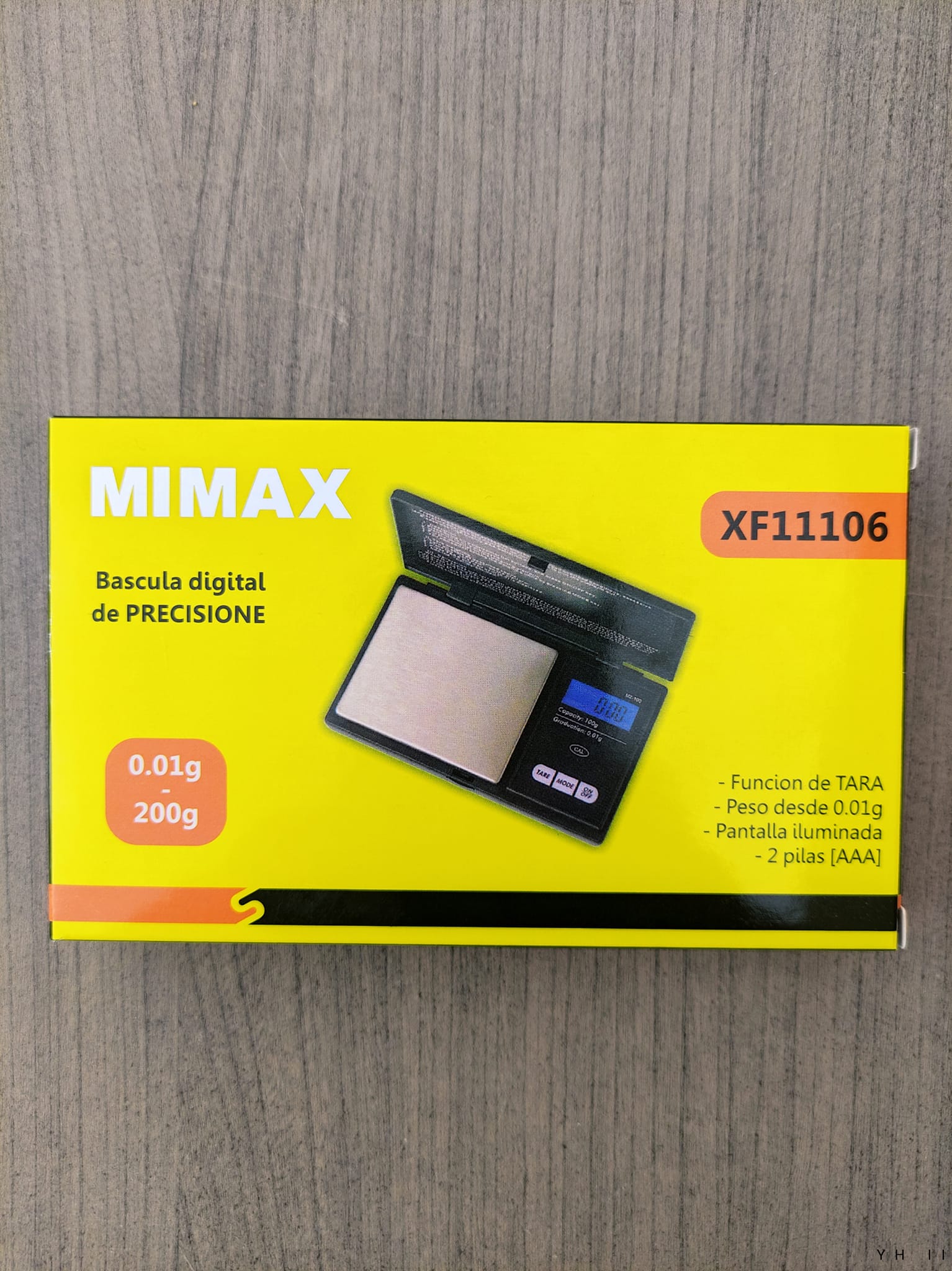 Báscula Digital de Precisión MIMAX XF11106 Caja Amarilla ⚖️ Caja amarilla de la bascula digital de precision mimax xf11106 de cero coma cero un gramos a doscientos gramos sobre fondo de madera