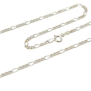 Vista diagonal de eslabones entrelazados de la gama cadena plata 3x1 mm de alta joyeria