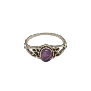Joya espiritual: anillo de amatista en plata 925, un amuleto para la tranquilidad y la sabiduría.