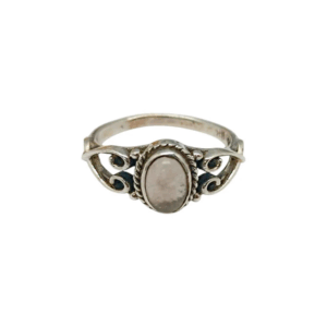 Joya espiritual: anillo con cuarzo blanco en plata 925, un amuleto para la claridad y la energía.