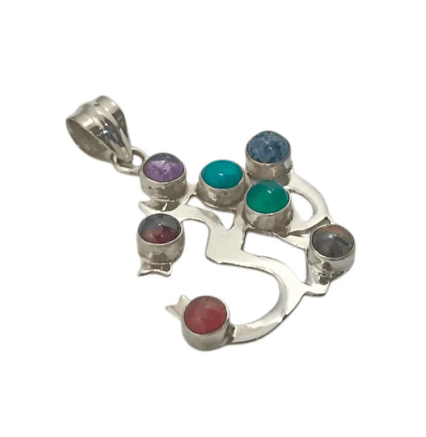 Joya espiritual: colgante Om en plata de ley, con incrustaciones de los 7 chakras, lado lateral.