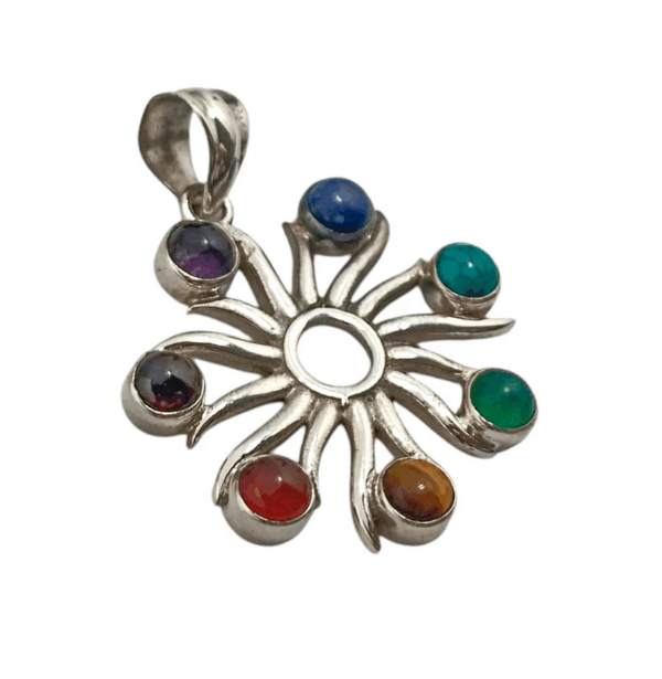 Joya de plata de ley con símbolo del Sol y los Chakras, un amuleto de equilibrio energético, lado lateral.