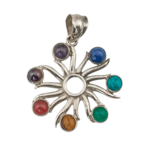 Joya de plata de ley con símbolo del Sol y los Chakras, un amuleto de equilibrio energético.