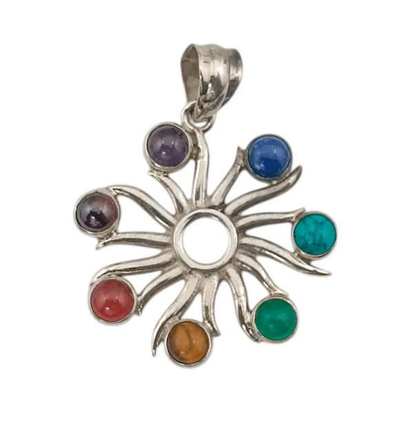 Joya de plata de ley con símbolo del Sol y los Chakras, un amuleto de equilibrio energético.