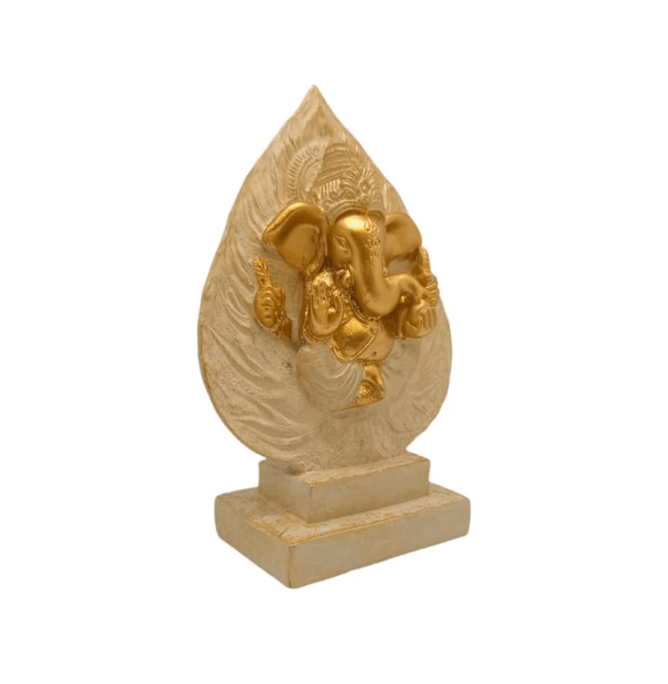 Estatua del dios Ganesha sobre una hoja, símbolo de la buena suerte y la prosperidad, lado lateral.
