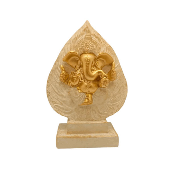 Estatua del dios Ganesha sobre una hoja, símbolo de la buena suerte y la prosperidad.