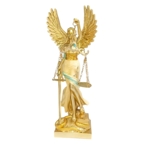 Figura de la Diosa de la Justicia Temis con alas de resina color blanco crema y detalles dorados sosteniendo la balanza y la espada