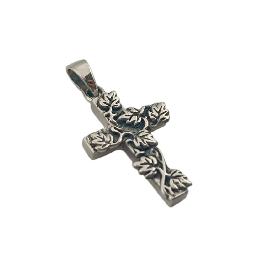 Joya religiosa: colgante de cruz en plata de ley, un símbolo de fe y espiritualidad, lado lateral.