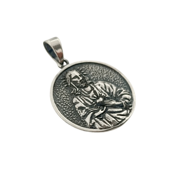 Joya religiosa: colgante del Sagrado Corazón de plata 925, un símbolo de fe y devoción, lado lateral.