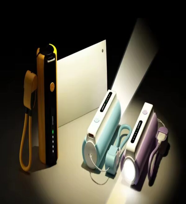 Batería externa Yourz ZS-340 con linterna, ideal para viajes y emergencias, varios colores en la oscuridad.