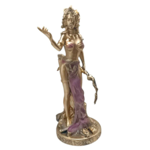 Estatua mitológica de Medusa de frente con cuerpo dorado, cabello de serpientes y túnica morada sobre fondo blanco
