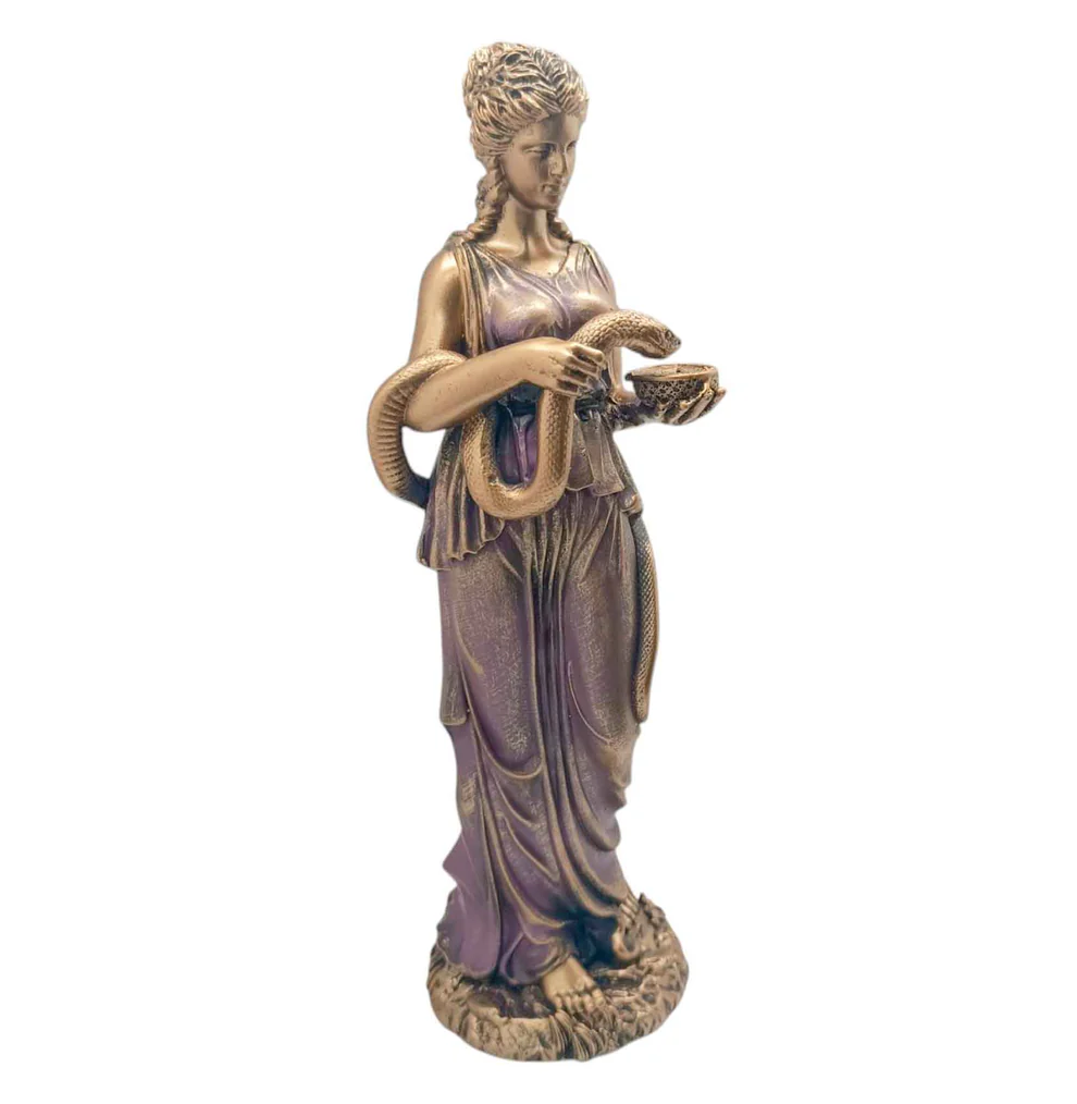 Estatua Higia Resina Morada Mitologia Griega 🪷 Escultura de la diosa griega de la curación Higía fotografiada desde una perspectiva lateral de tres cuartos mostrando los pliegues de su vestido sobre fondo blanco