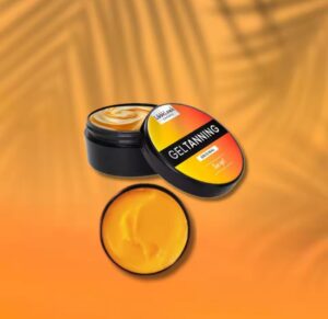 Envase abierto del gel bronceador Gel Tanning de LookLook Cosmetics mostrando su textura dorada sobre un fondo naranja con siluetas de palmeras