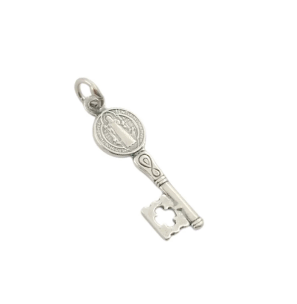 Amuleto de protección: colgante en plata de ley 925 con la llave de San Benito, lado lateral.