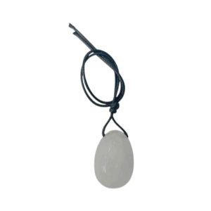 Huevo yoni de mineral cuarzo blanco, para la energía y la sanación.
