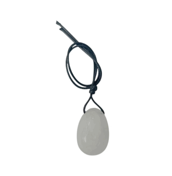 Huevo yoni de mineral cuarzo blanco, para la energía y la sanación.