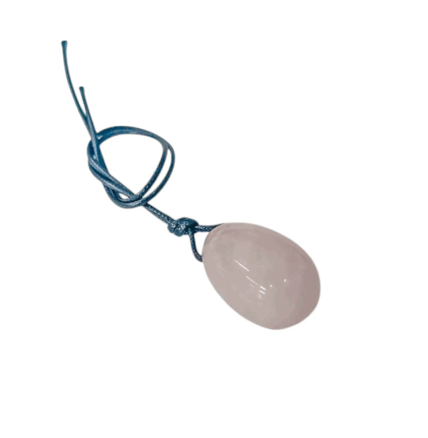 Huevo yoni de mineral cuarzo rosa, para el bienestar femenino y el amor propio, lado lateral.
