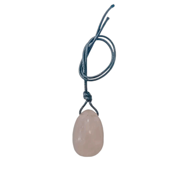 Huevo yoni de mineral cuarzo rosa, para el bienestar femenino y el amor propio.