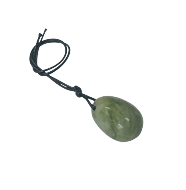 Huevo yoni de mineral jade, para el bienestar femenino y la meditación, lado lateral.