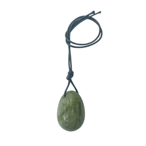 Huevo yoni de mineral jade, para el bienestar femenino y la meditación.