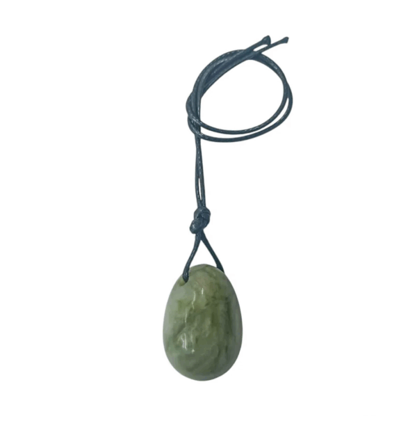 Huevo yoni de mineral jade, para el bienestar femenino y la meditación.