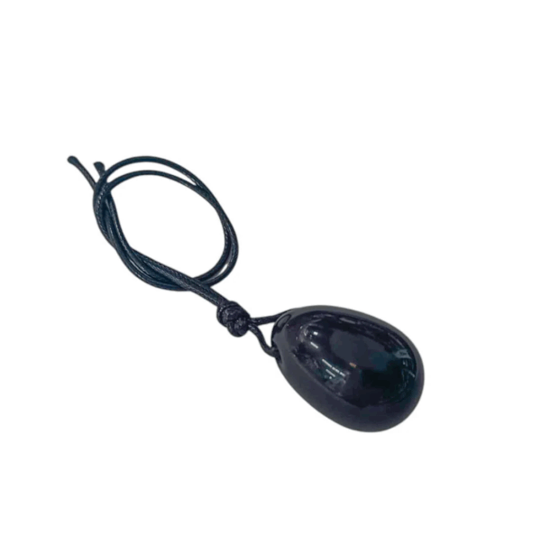 Huevo yoni de mineral obsidiana, ideal para la protección y la sanación, lado lateral.