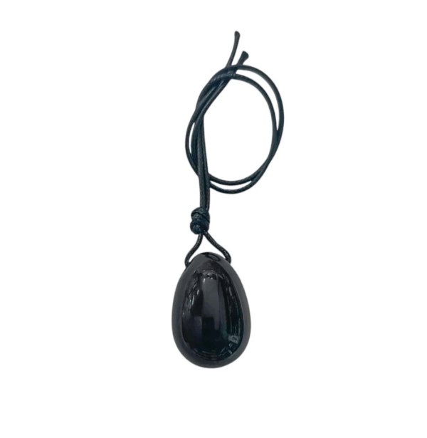 Huevo yoni de mineral obsidiana, ideal para la protección y la sanación.