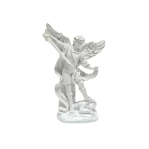 Estatua del Arcángel San Miguel de frente en resina blanca con su espada alzada venciendo al mal sobre fondo blanco