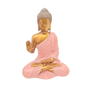 Estatua de Buda Gautama de frente en posición de loto con túnica rosa pastel y piel dorada sobre fondo blanco