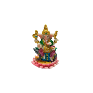Amuleto de bolsillo de la deidad hindú Ganesha de frente sentado en un trono de loto rosa sobre fondo blanco
