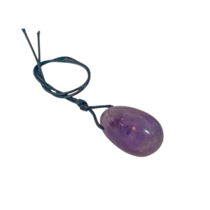 Huevo Yoni de mineral amatista morada natural de 20x30mm con cordón negro colocado de lado sobre fondo blanco