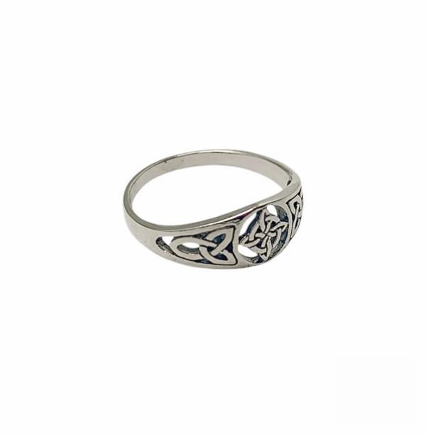 Anillo de plata 925 Nudo de Bruja, amuleto de protección y magia celta, lado lateral.