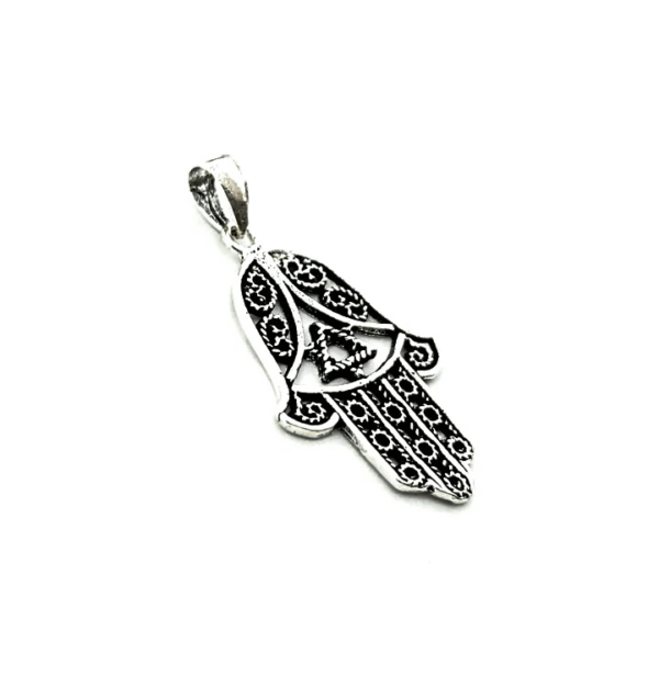 Colgante de plata 925 con Mano de Fátima de 26 x 17 mm. Joya de protección para mujer. Lado lateral.
