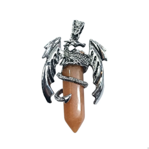 Colgante dragón de metal plateado con alas desplegadas custodiando una punta de obelisco en aventurina melocoton natural en El Bazar de Monty