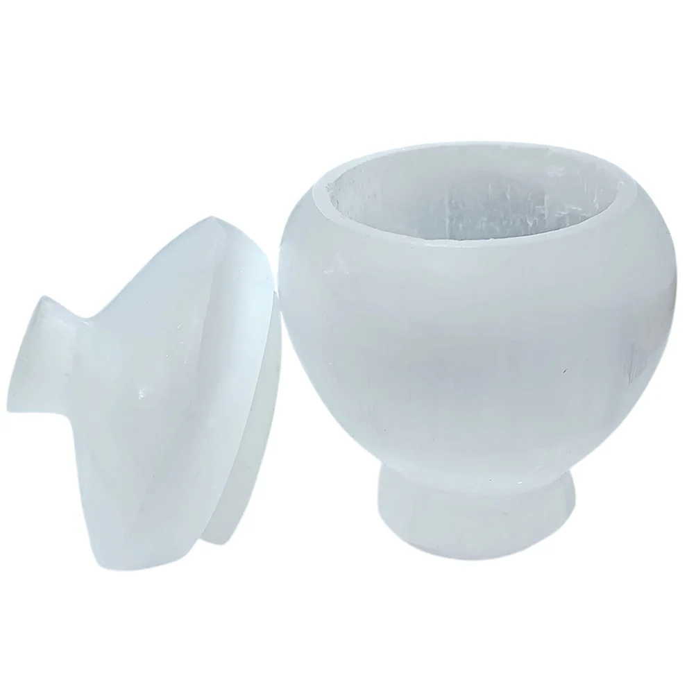 Vista superior del tallado artesanal de la tapa de la caja joyero de selenita blanca 11x7