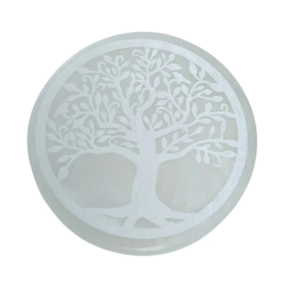 Detalle del grabado del Árbol de la Vida sobre superficie de selenita natural blanca