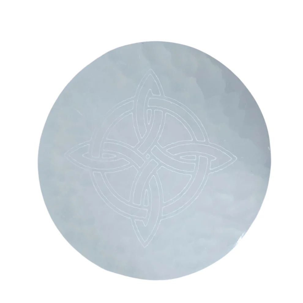 Detalle grabado símbolo Nudo de Bruja sobre base de selenita natural para limpiar energías