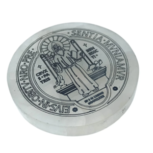 Plato de selenita grabado San Benito protección limpieza energética El Bazar de Monty