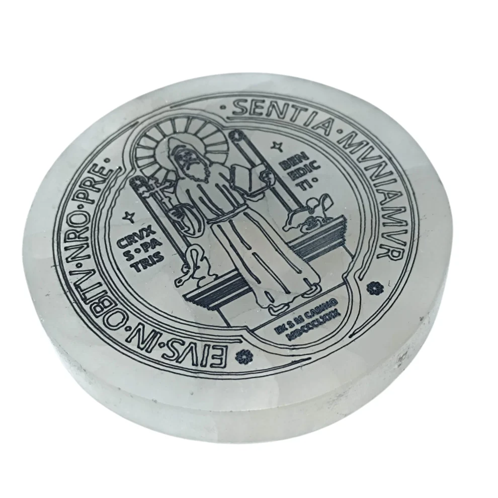 Plato de selenita grabado San Benito protección limpieza energética El Bazar de Monty