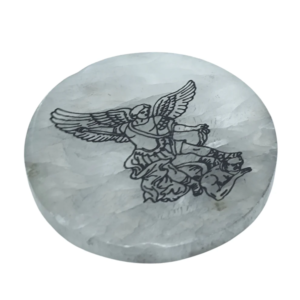 Plato de selenita grabado San Miguel protección corte de negatividad El Bazar de Monty