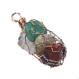Colgante de los 7 chakras en bronce de 5cm con malla tejida de metal que contiene piedras rodadas naturales en El Bazar de Monty
