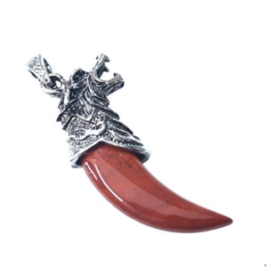 Colgante colmillo de lobo de 7cm de jaspe rojo natural con cabeza de lobo tallada en metal plateado envejecido en El Bazar de Monty