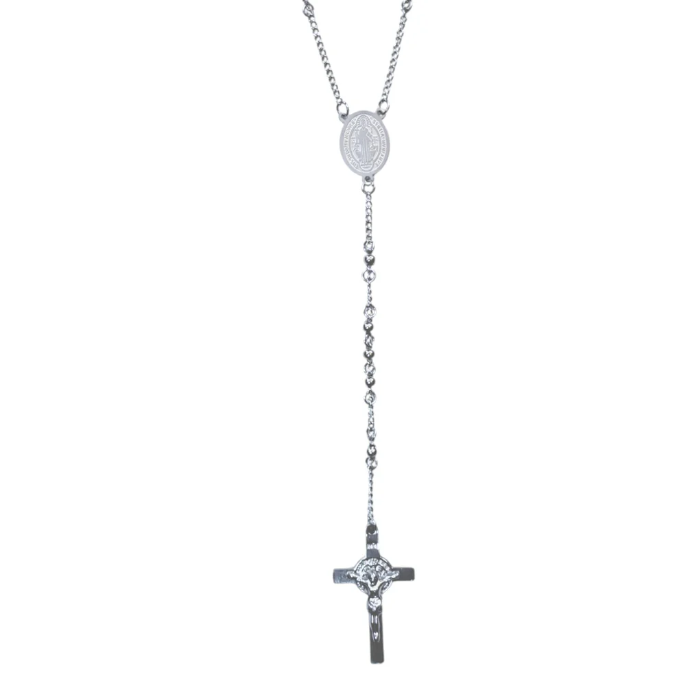 Collar Rosario Acero Inoxidable 70cm Caida Cruz 💎 El Bazar de Monty Vista estirada del collar rosario acero inoxidable con medalla de San Benito y crucifijo sobre fondo blanco en El Bazar de Monty