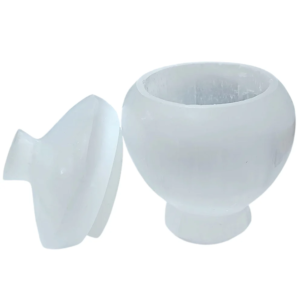 Vista de frente de joyero cojinete de selenita blanca natural tallada en forma de caliz con tapa de 11cm de alto y 7cm de ancho en El Bazar de Monty
